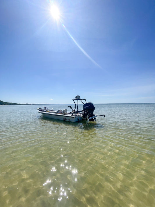Adjustable jack plate for shallow water fishing boats
